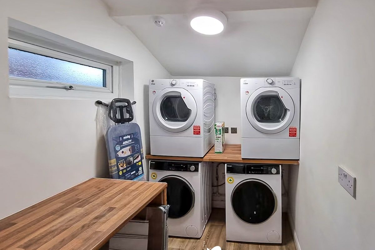 Delightful Spacious Haven with Large Driveway gallery image 4