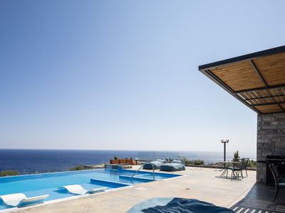 Stunning Seafront complex with 2 infinity pools!