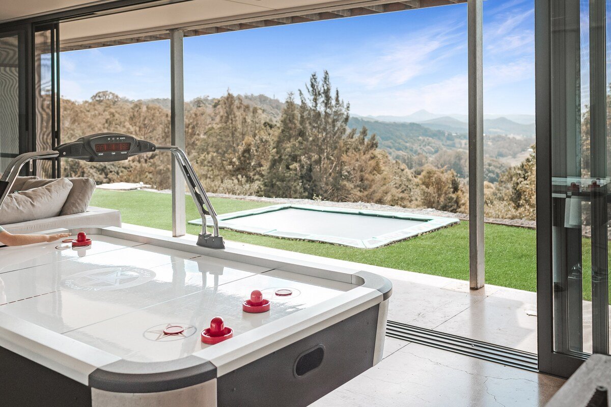 Montville Resort Style Holiday Retreat with pool gallery image 5