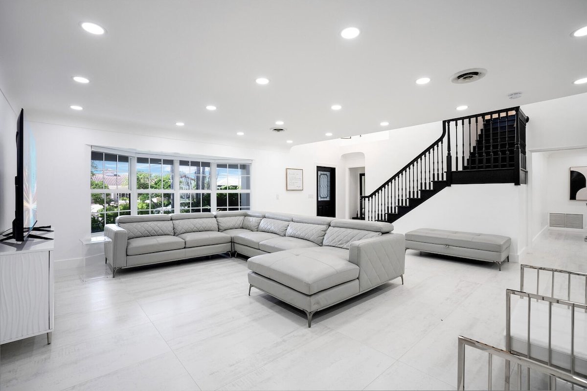 Serene Stunning 7 bedroom 5 Bath Airbnb Retreat gallery image 3