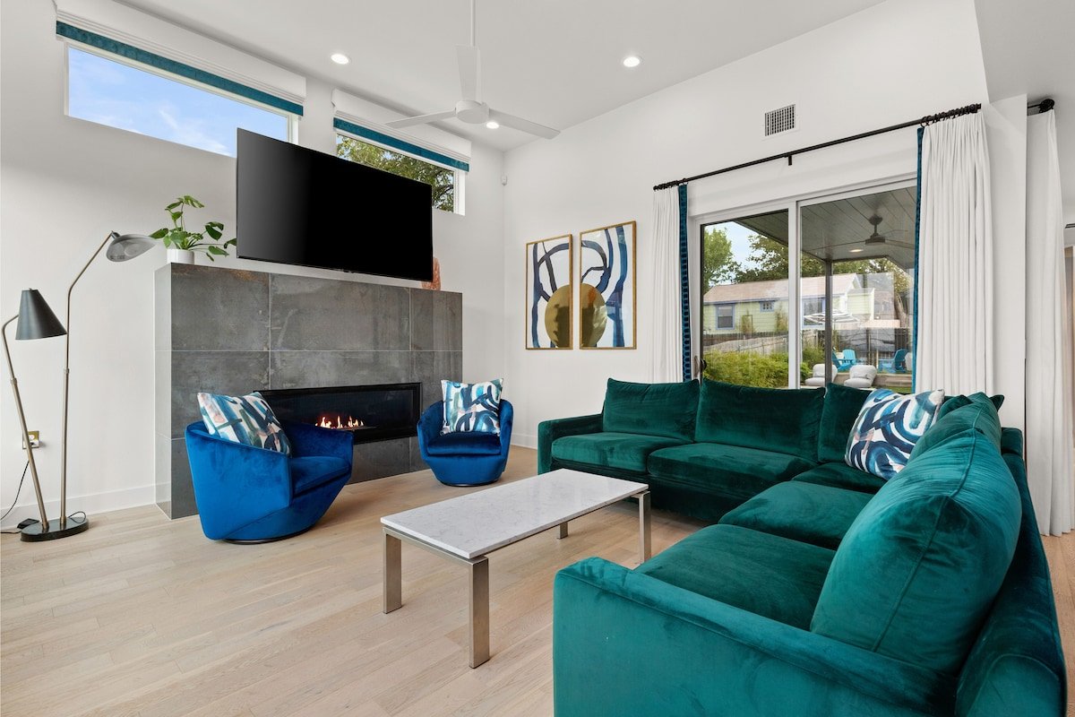 Modern Oasis in East ATX, Sleeps 8, Parking, Pool gallery image 4