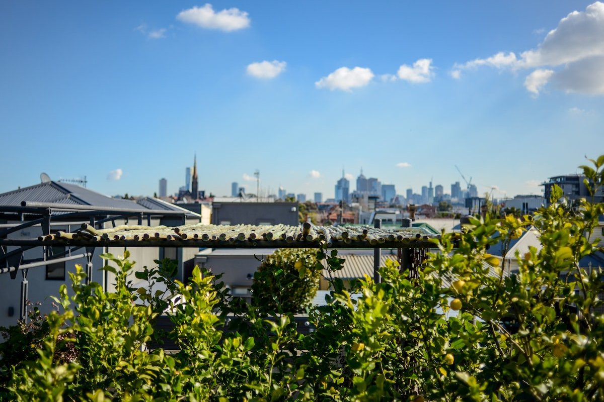 Modern 4BR 5beds + cityviews + lockup garage + MCG gallery image 5