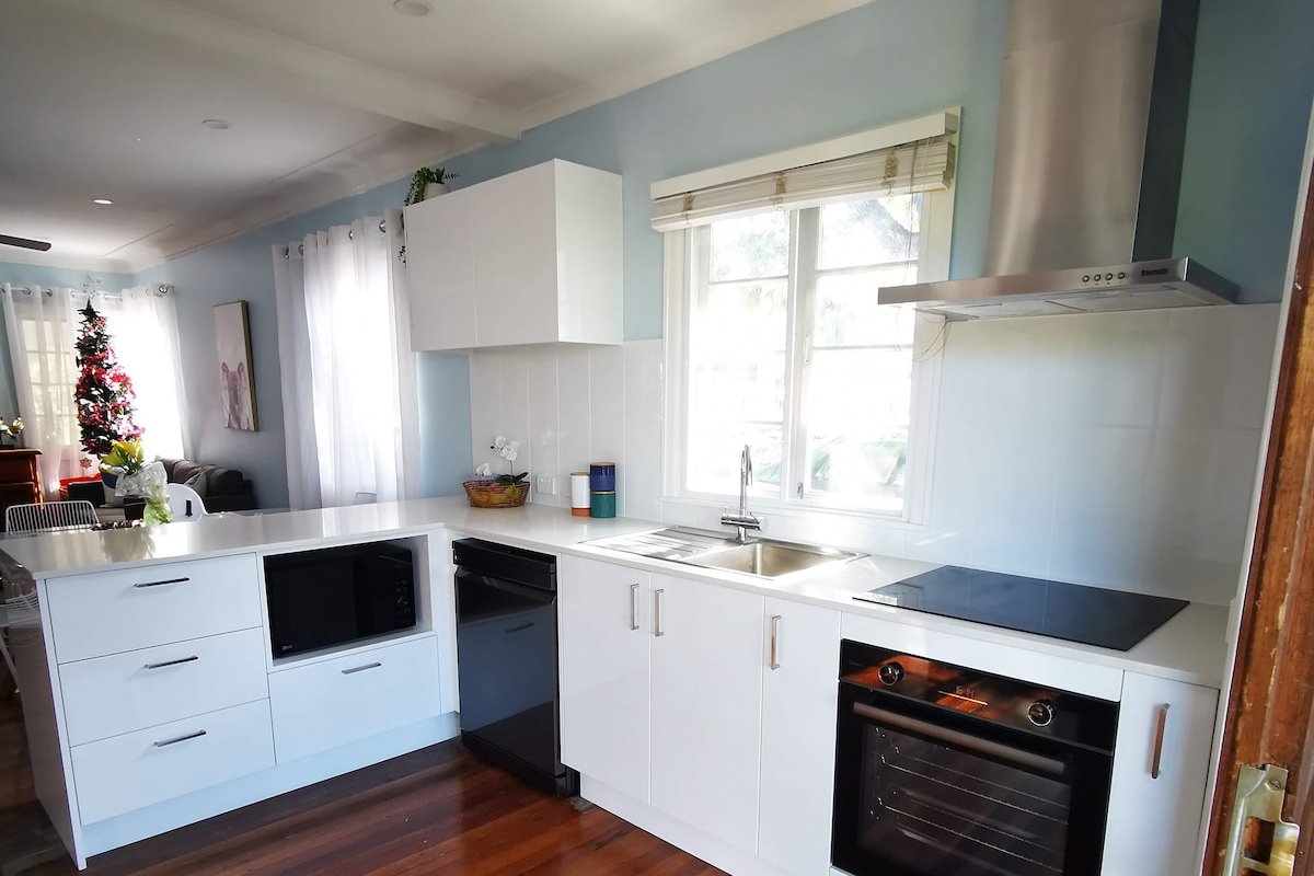 Private Home with 9.5m heated pool suburbanSTAY gallery image 4