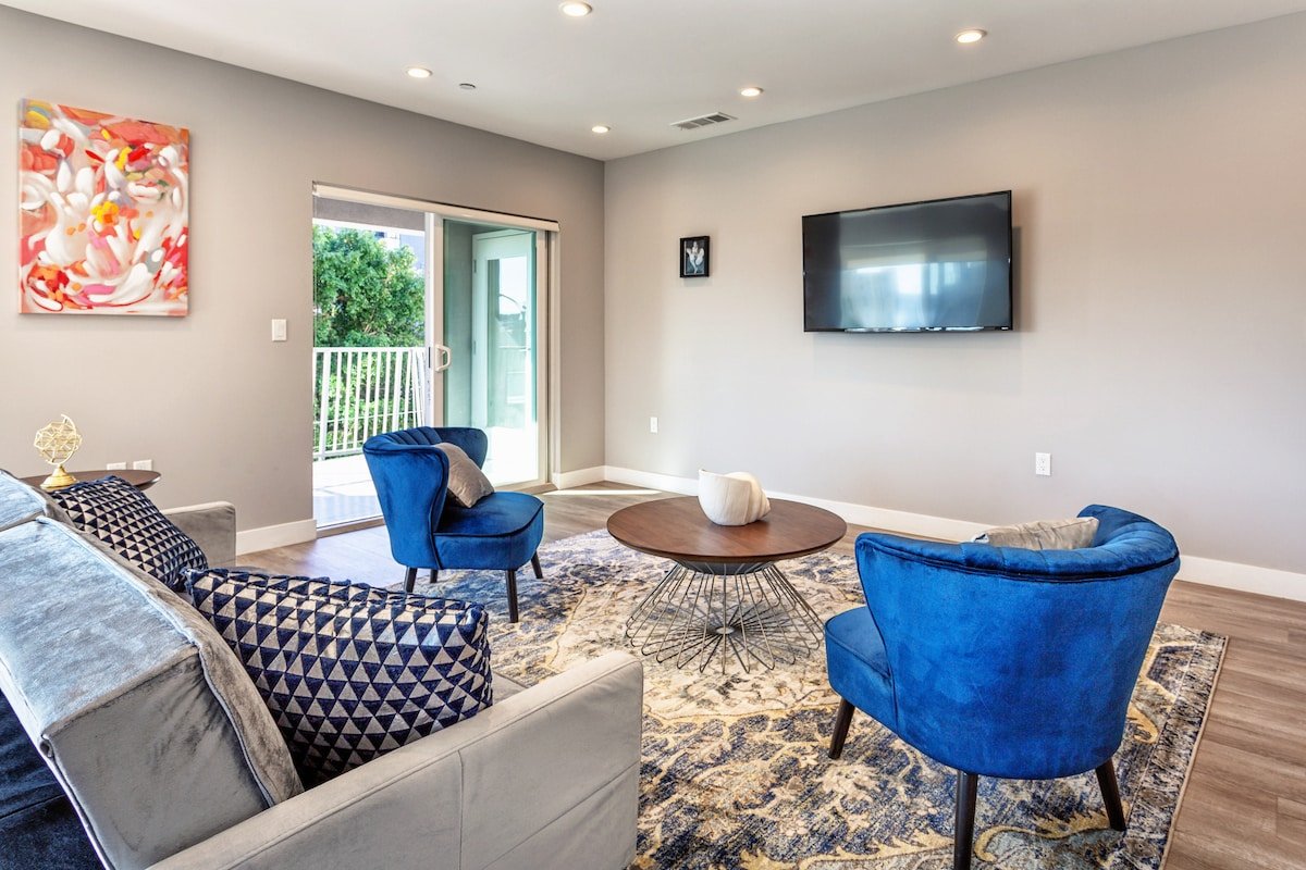 Fantastic 2BR Condo – 99WalkScore gallery image 2