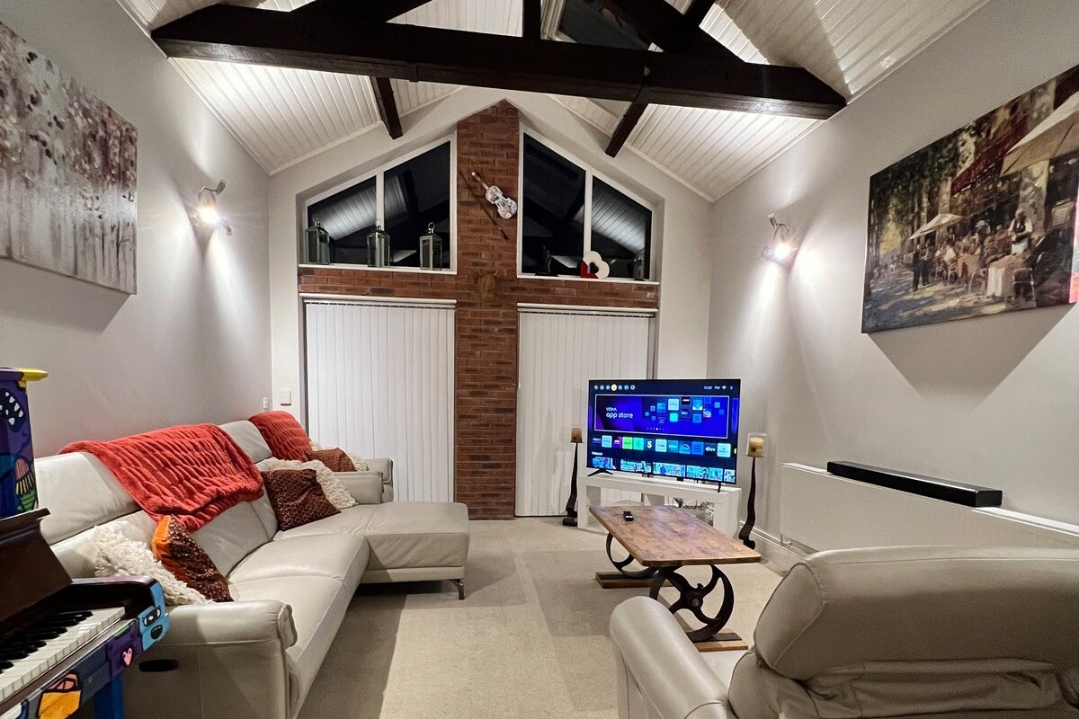 Luxurious 3 Bedroom Townhouse With Hottub & Sauna. gallery image 3