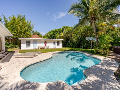 Luxury 5 Bedroom Art Villa, Heated Pool, Hot tub