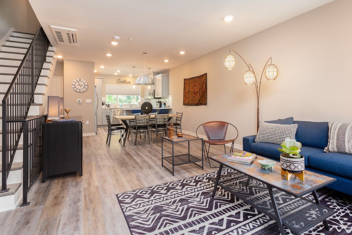 Downtown Townhouse w/ elevator, 3 BR’s & 3.5 baths gallery image 3