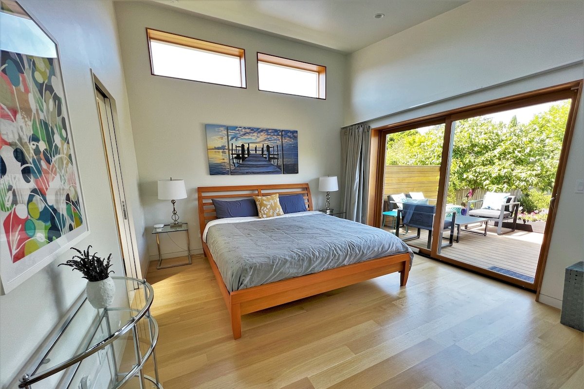 Goldfinch House – Scandinavian Modern Near Beaches gallery image 3