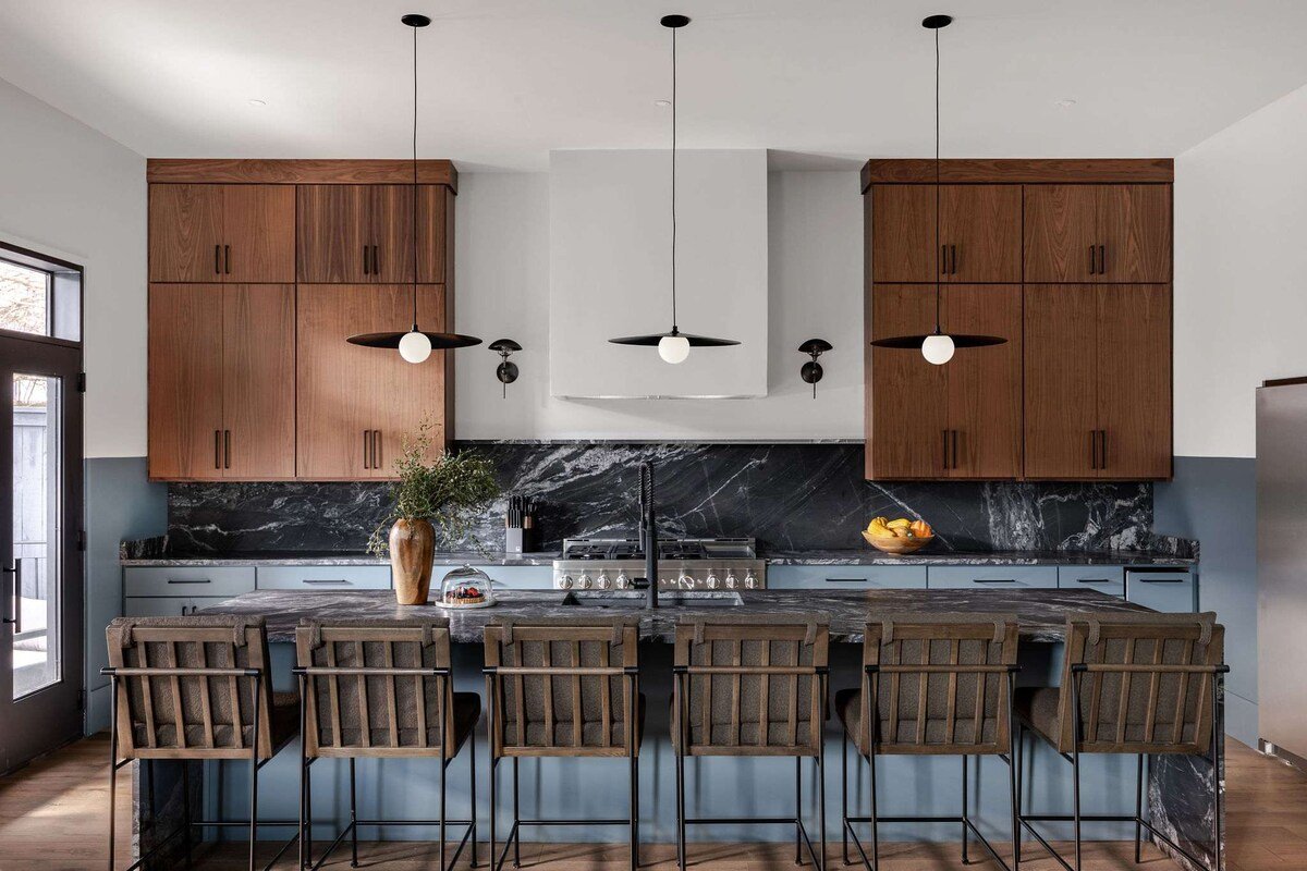 Designer Home 1 Block to magazine| Heated Pool/Spa gallery image 3