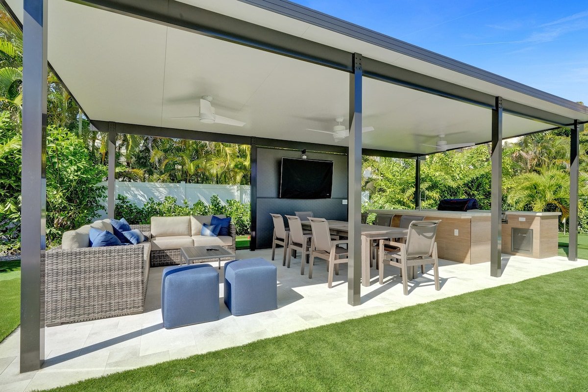 DFB Bungalow, Pool, Hot Tub, Mini Golf & MORE! gallery image 4