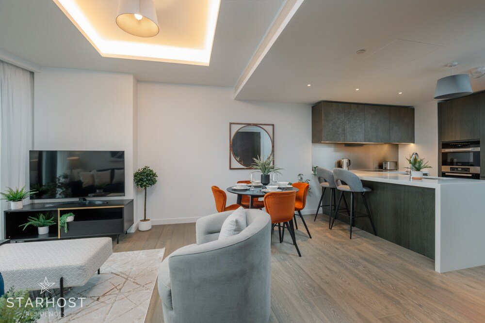 Beautiful 2-bed apartment with pool in Nine Elms. gallery image 4