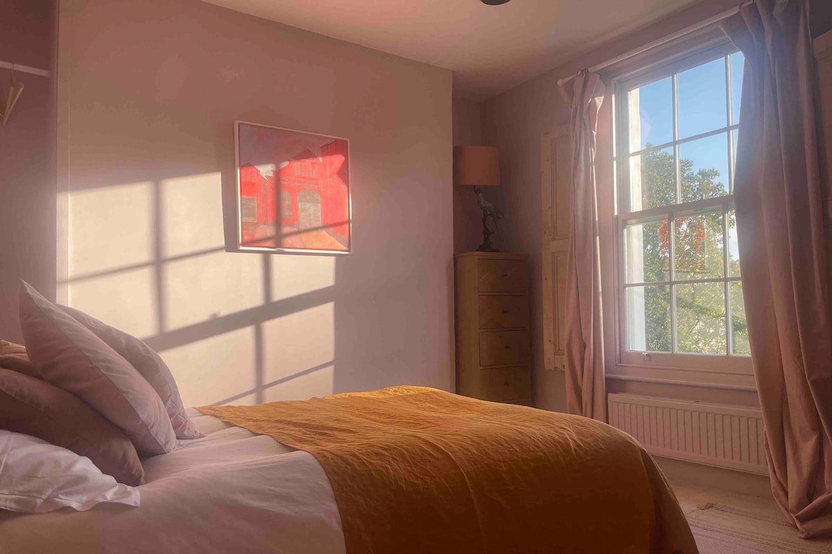 Charming Victorian house, sleeps 12 gallery image 3