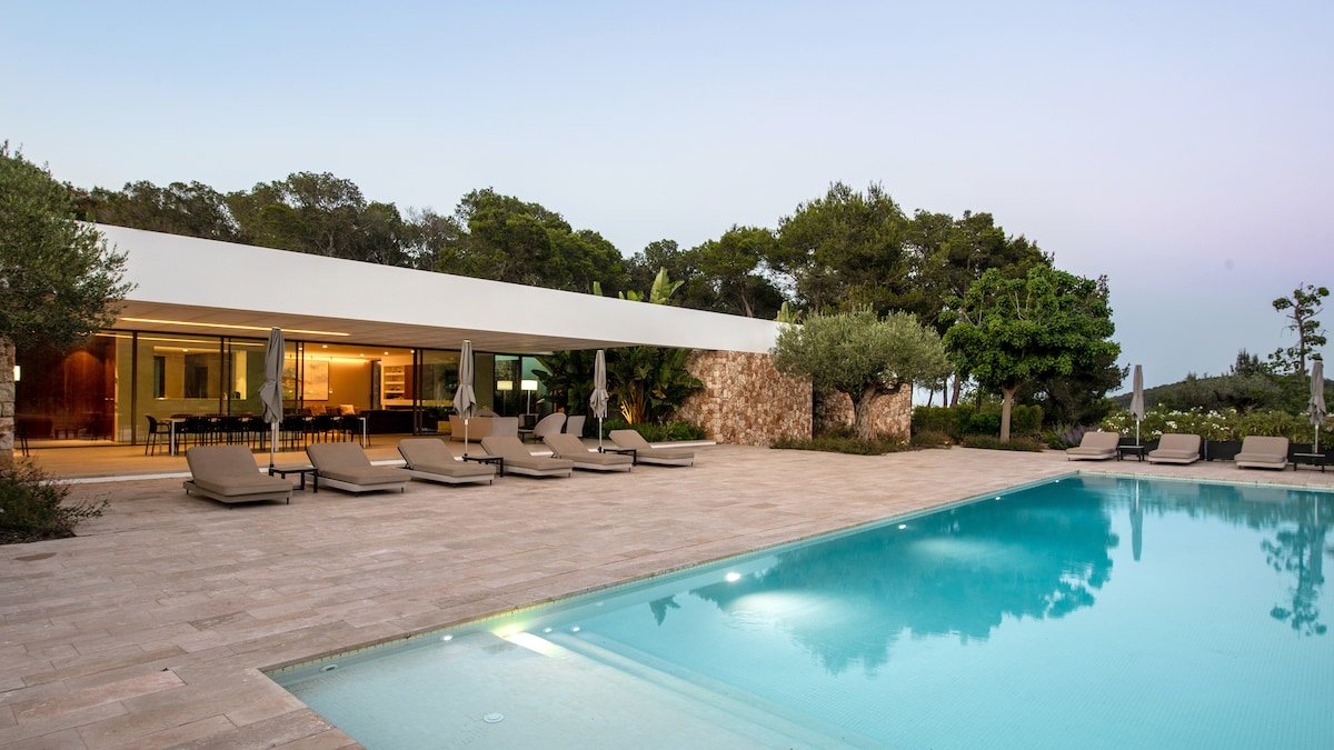 Mountain views- Countryside- Large pool- Bar area