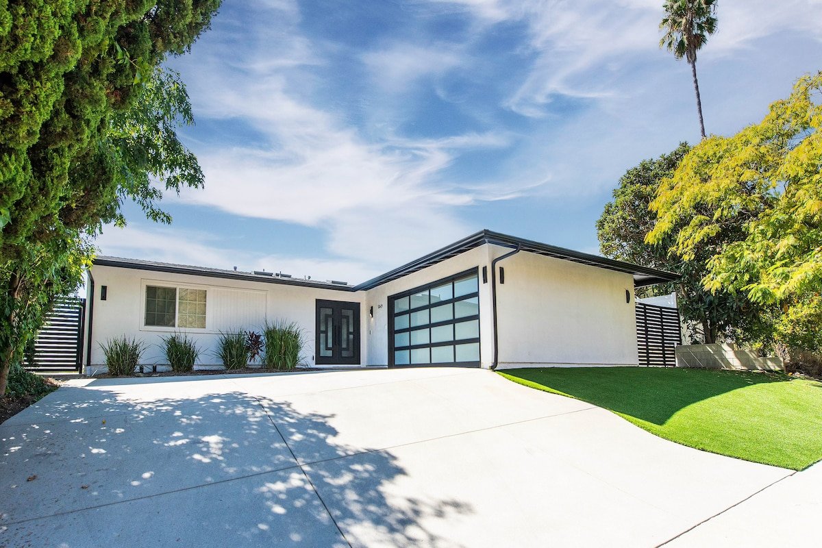 Stunning Home with VIEWS (pool/jacuzzi) gallery image 3