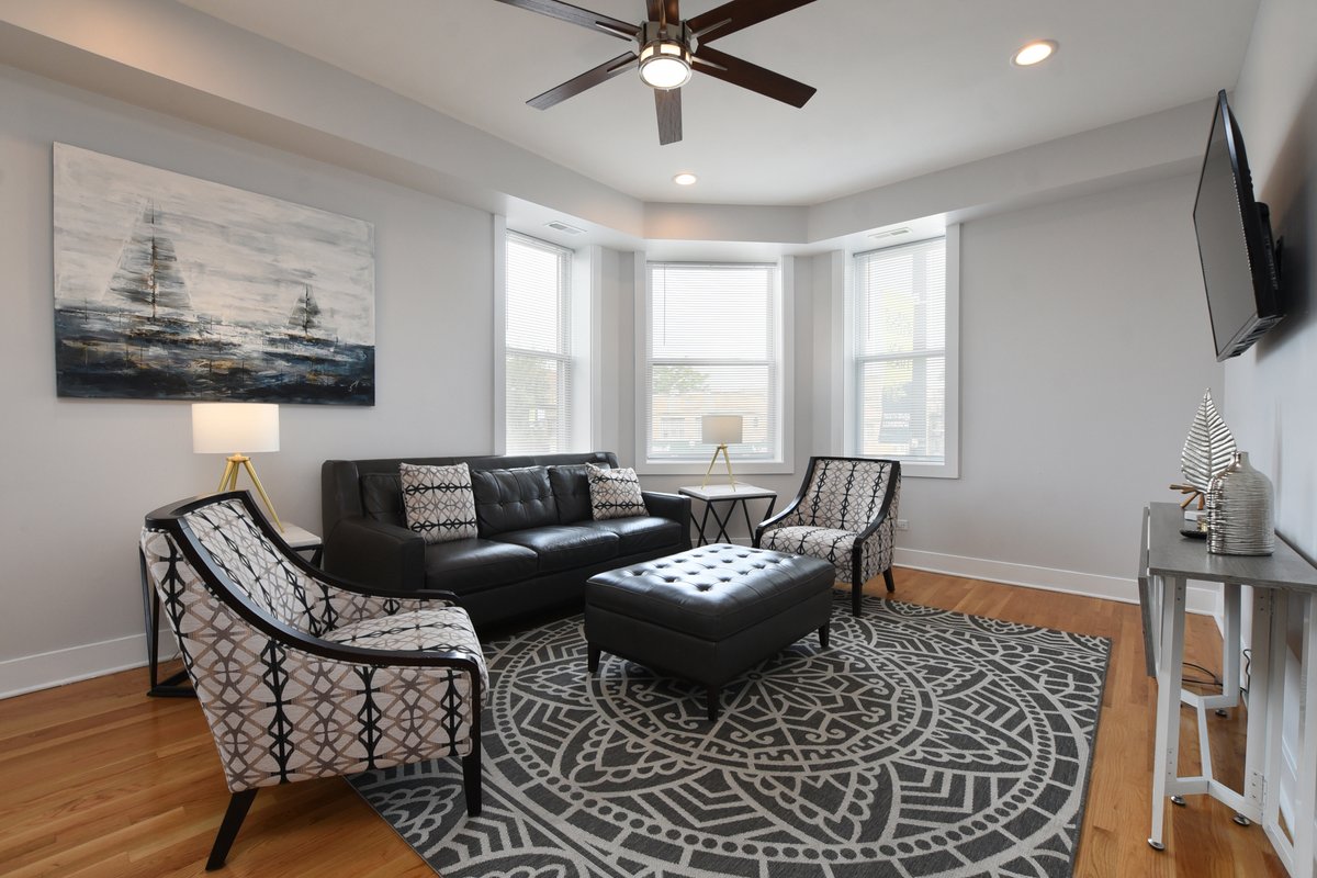 Located near Wrigley, Lakefront, Downtown &Parking