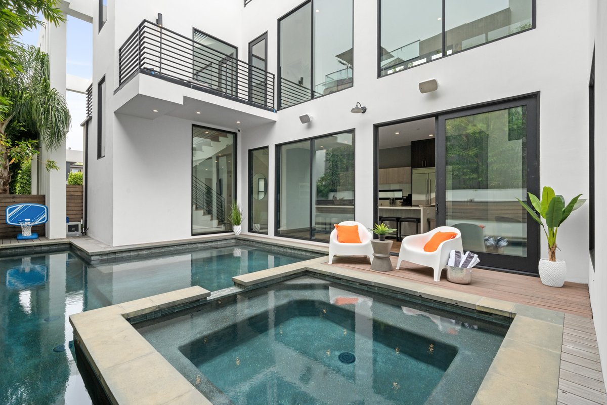 The Palms Pad – arcade, golf, sauna & gym!