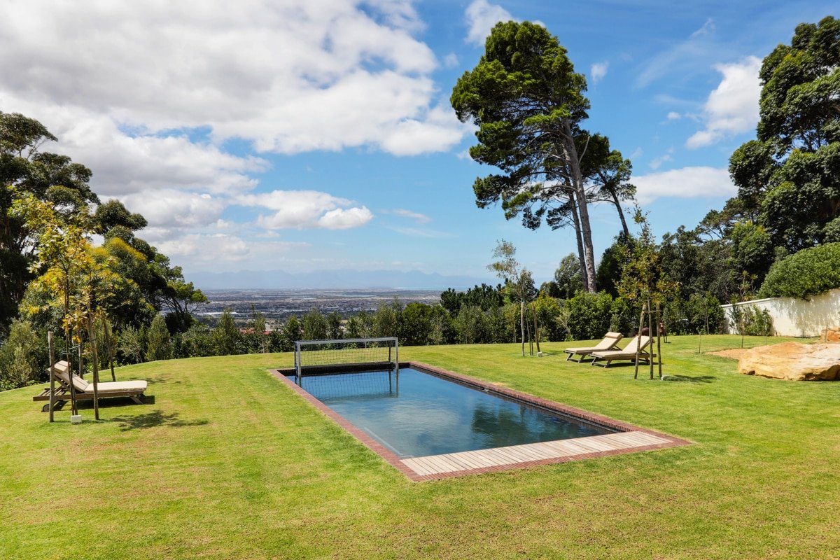 Stunning 3-Bedroom Home with Breathtaking Views gallery image 4