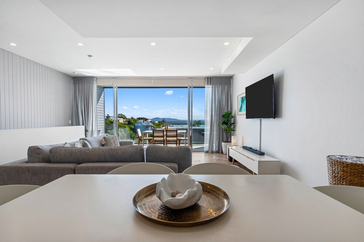 Stunning 2 Storey Apartment with Ocean Views gallery image 3