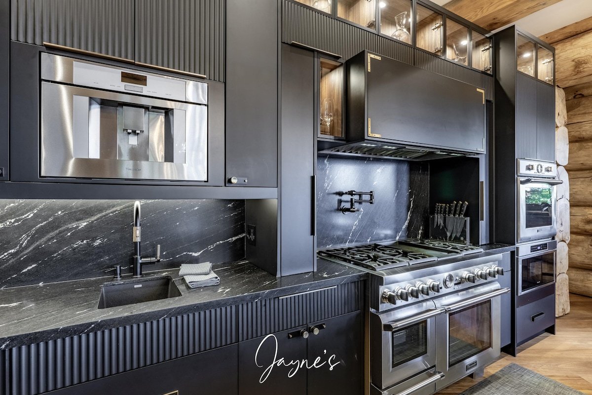 Unforgettable log build on Lake Muskoka – 8 bdrms gallery image 3