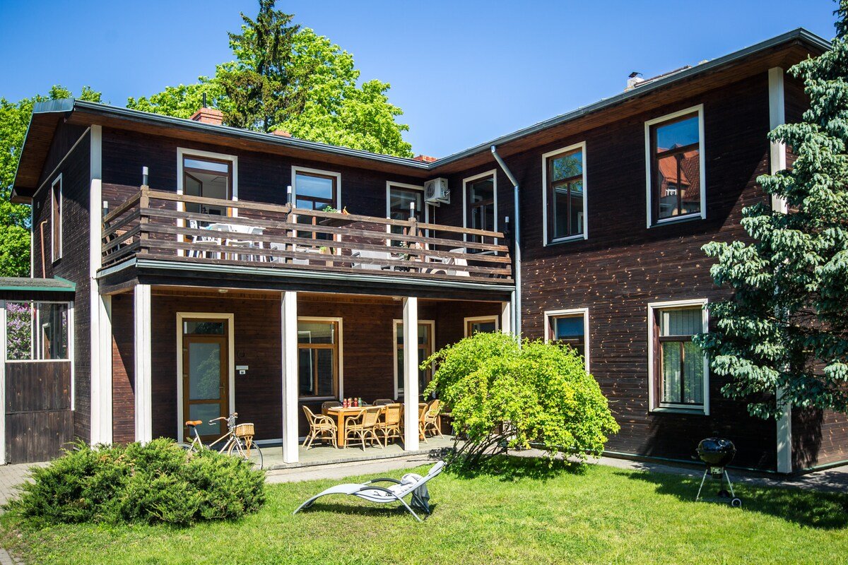 House with a terrace, hot tub, parking & backyard gallery image 2