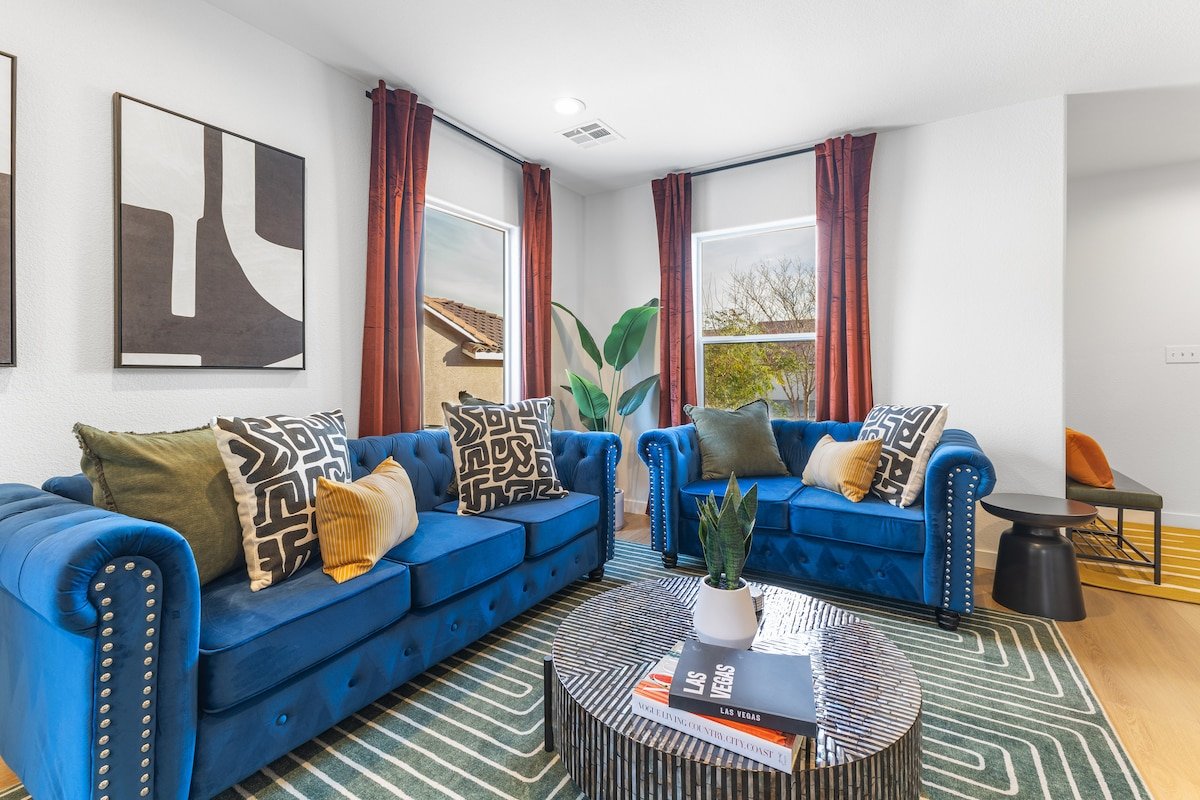 6BDRM Amazing NEON Game Room+Heated Pool -NEW- gallery image 3