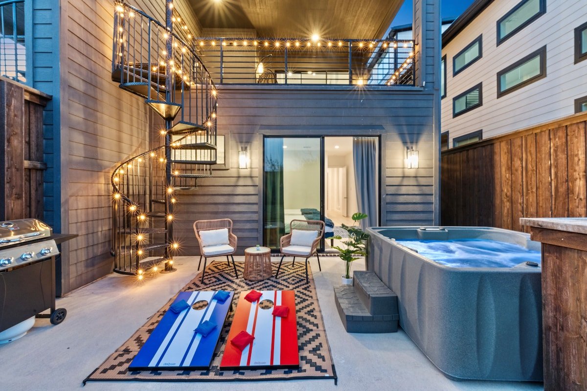 Lux 6BR Duplex Lofts | Hot Tub, Billiards, Balcony gallery image 2