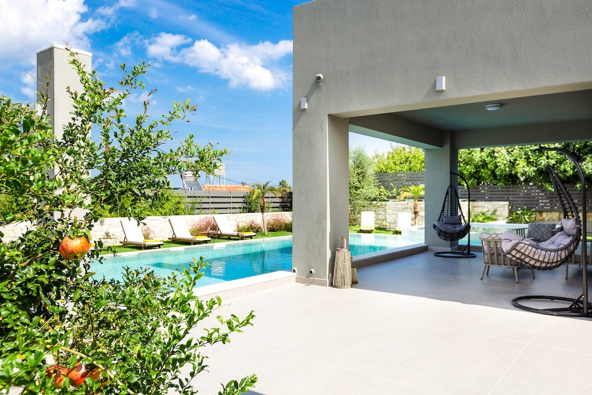 Heated Pool, 180m to the beach, shops & amenities gallery image 3