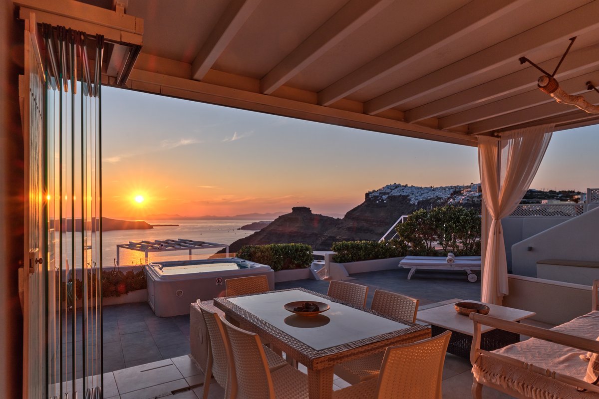 Sunset View Villa Santorini – Outdoor Jacuzzi