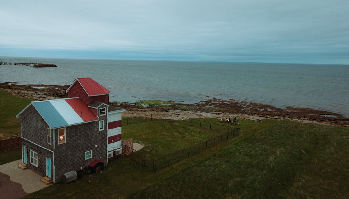 Oceanfront 3BR Cottage Cozy Coastal Retreat gallery image 2