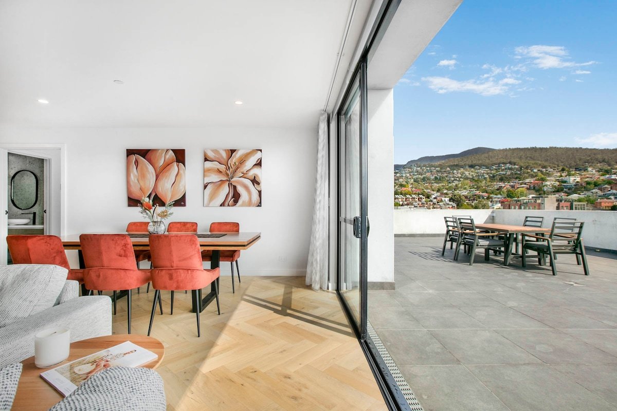 Luxury CBD Penthouse – Breathtaking Mountain Views gallery image 2
