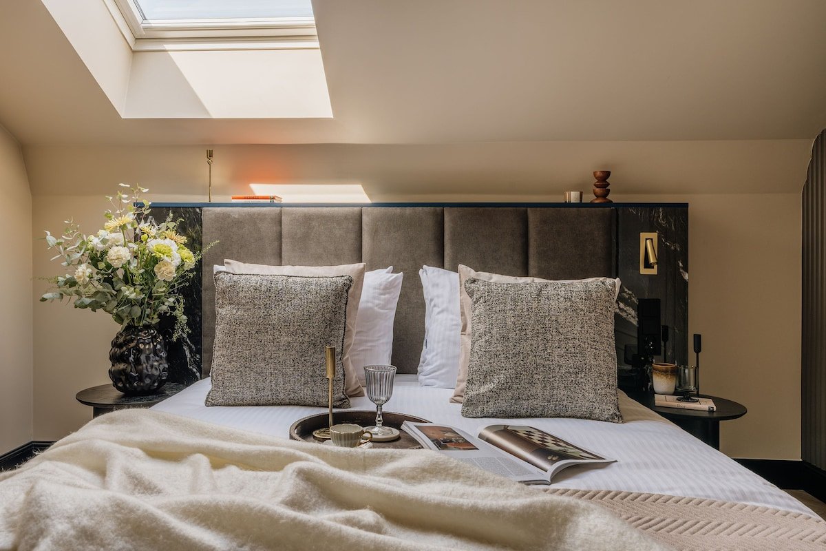 Two-Level Apartment with Bathtub in Bedroom gallery image 5