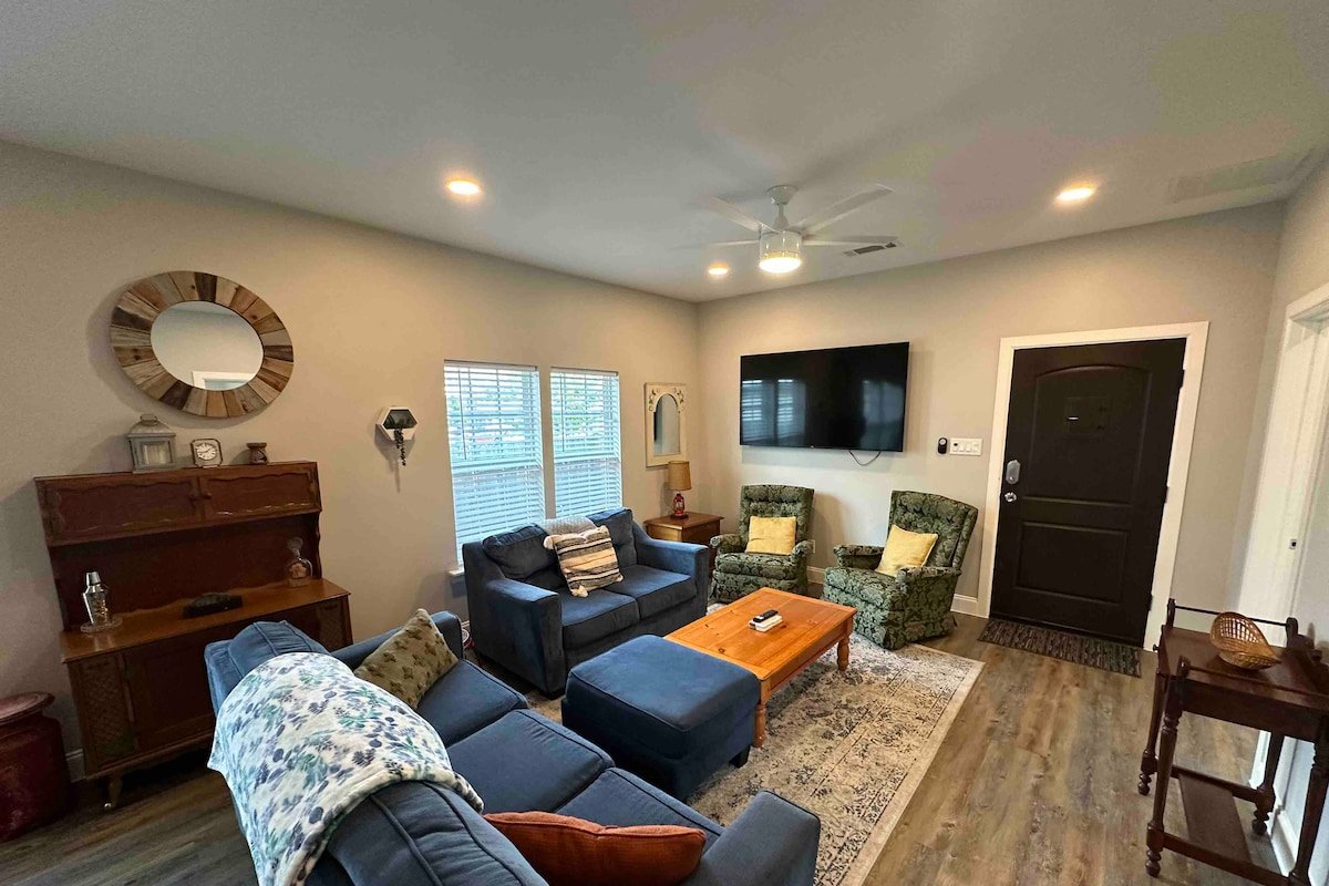 Sleeps 8, 4 Queen Beds, W/ Poker Table and Games! gallery image 3