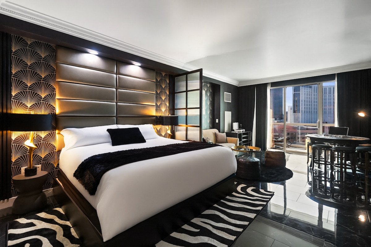 On LV Strip! Free Pool Access/Balcony/F1 Race View gallery image 2