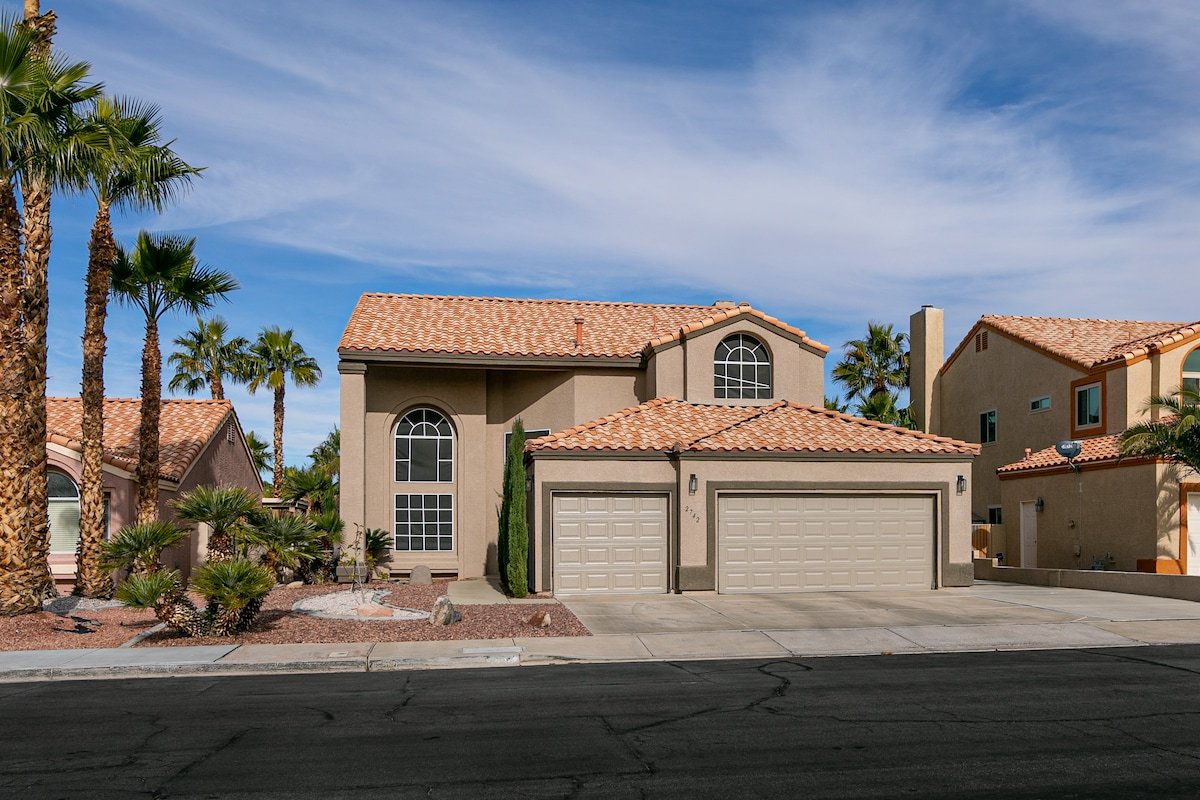 Spacious! 4BR, 3mi to airport! Strip views & Pool! gallery image 4