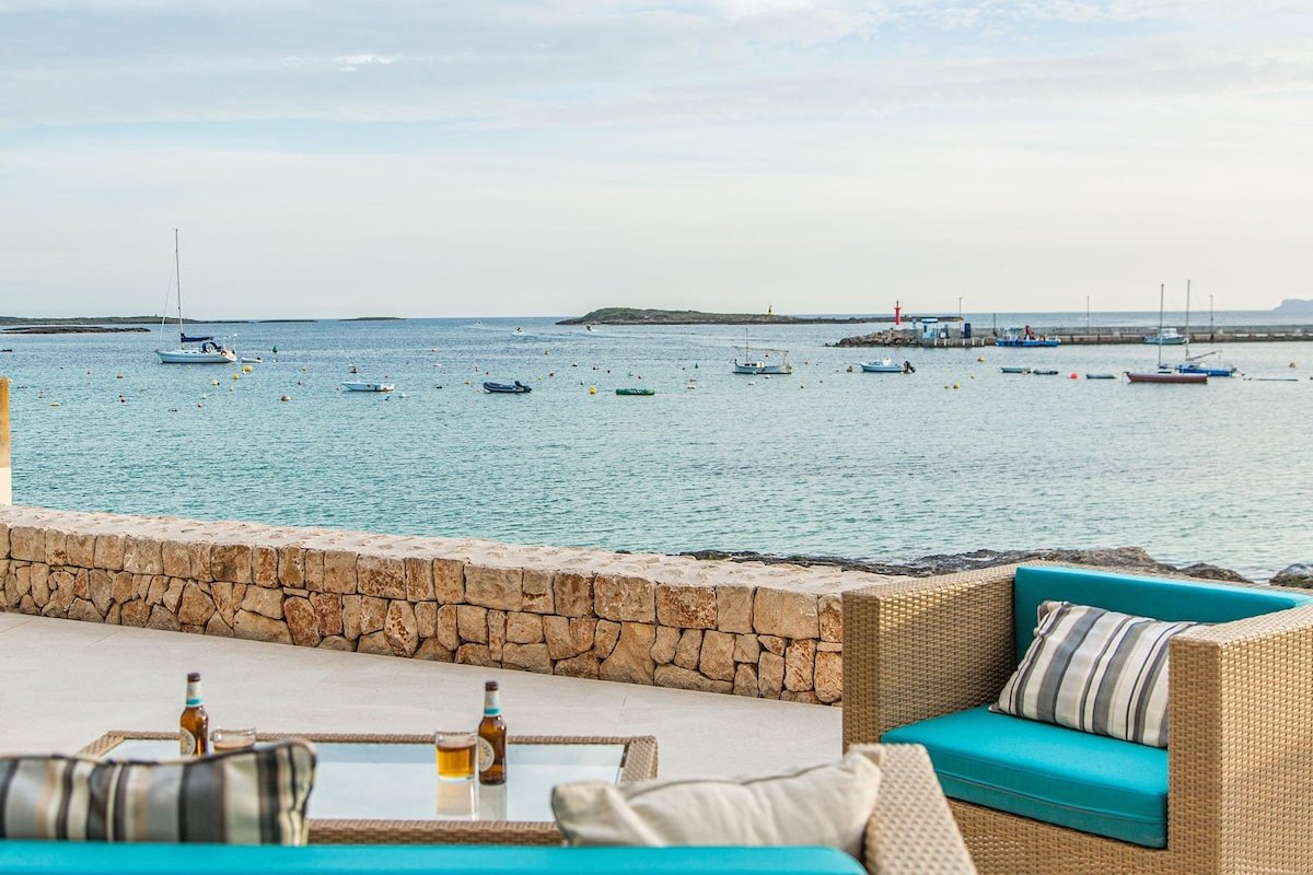 Es Turó, luxury beachfront apartment in Colonia San Jordi gallery image 2