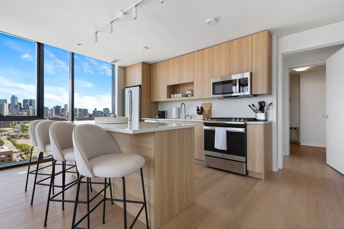 Lincoln Park Getaway: Skyline Views & Luxury gallery image 3