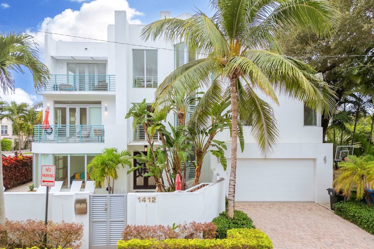 3-Story Townhome with Pool Room-same day OK msg us gallery image 2