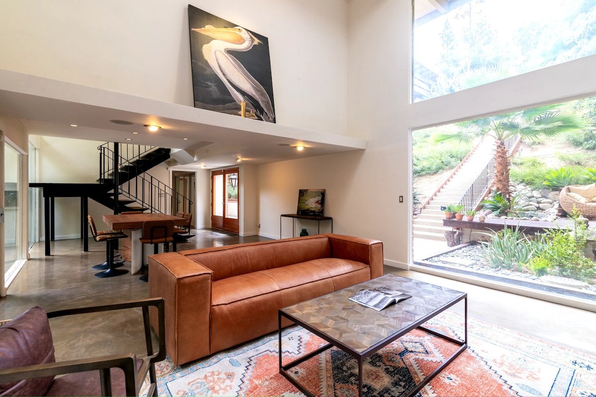 Sherman Oaks Oasis | Modern Hillside Hideaway gallery image 2