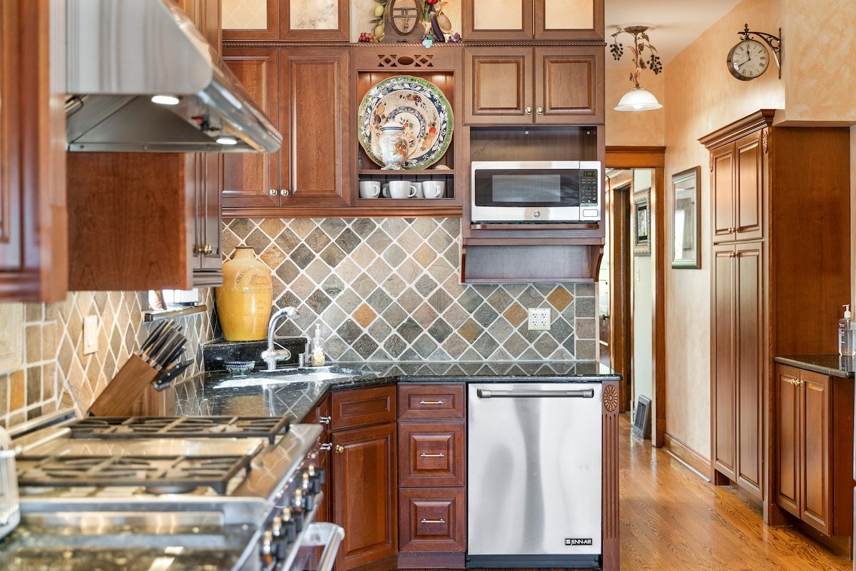 Warm & Welcoming – St. Bens, Jacuzzi, EV Parking gallery image 4