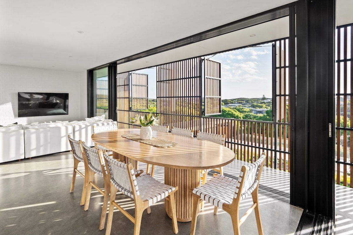 Lumiere-Stunning Coastal Retreat gallery image 3