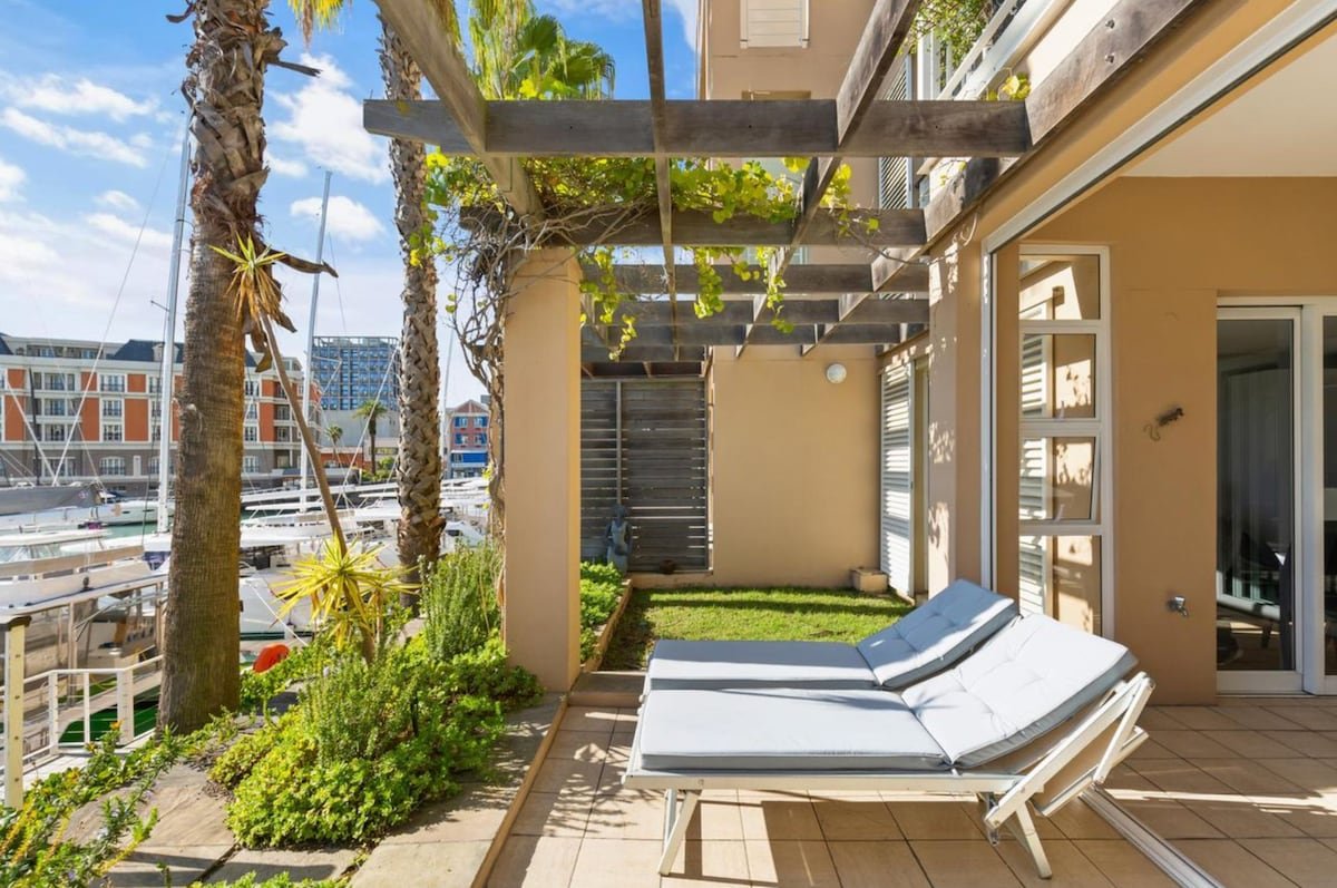 Luxury secure V&A Marina apartment; best location! gallery image 2