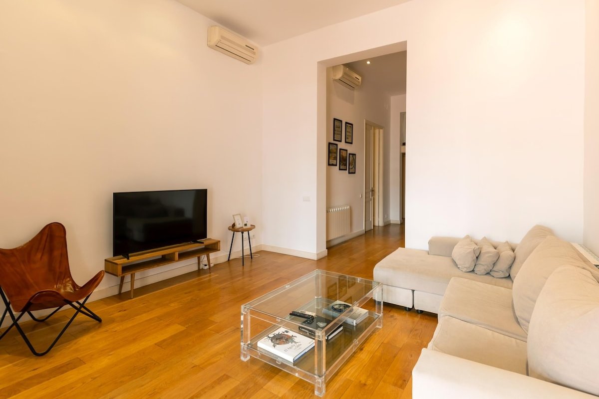 Designer’s three bedroom apartment with terrace gallery image 5