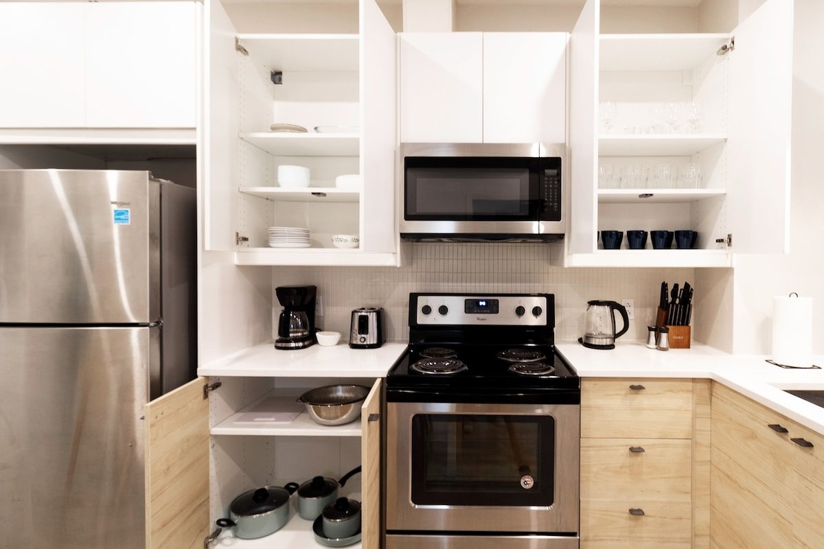 Modern 5 bedrooms 2 Bathroom in downtown gallery image 4