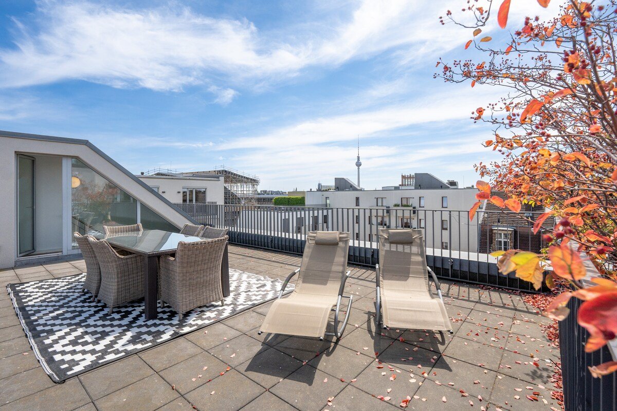 Airbnb Berlin Penthouse + Roof Terrace + Parking! gallery image 3