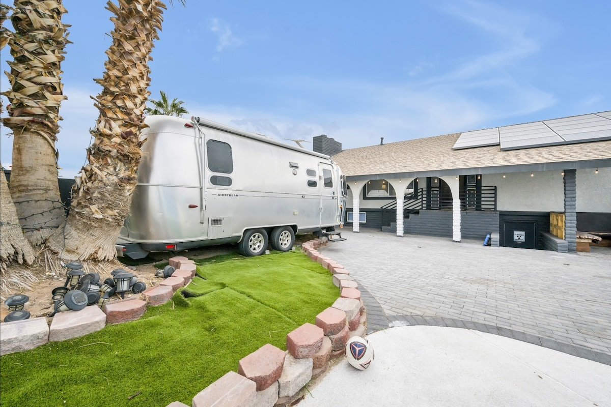 Holiday specials ｜Neon Nights Estate｜10BR4BA &Pool gallery image 5