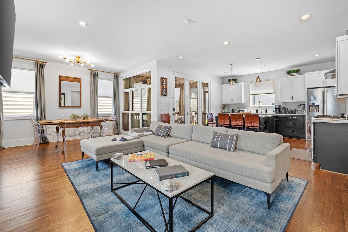 Modern Downtown Music City Home gallery image 2