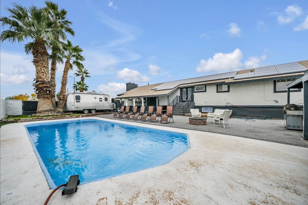 Holiday specials ｜Neon Nights Estate｜10BR4BA &Pool gallery image 3