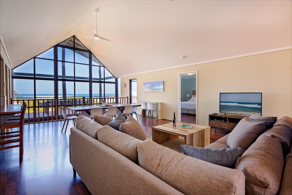 Bondys Beach House—Panoramic Beachside Living gallery image 3