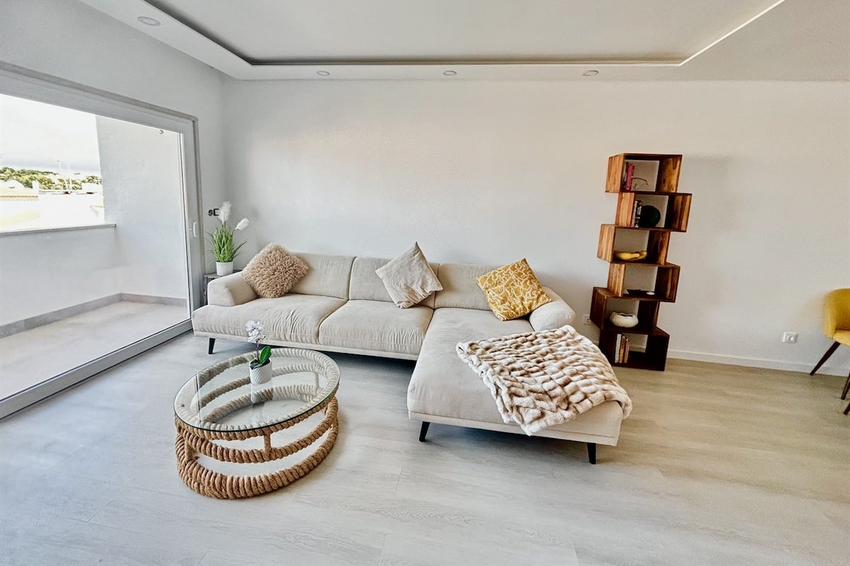 Bright Renovated Cascais Luxury Top Floor Apt gallery image 4