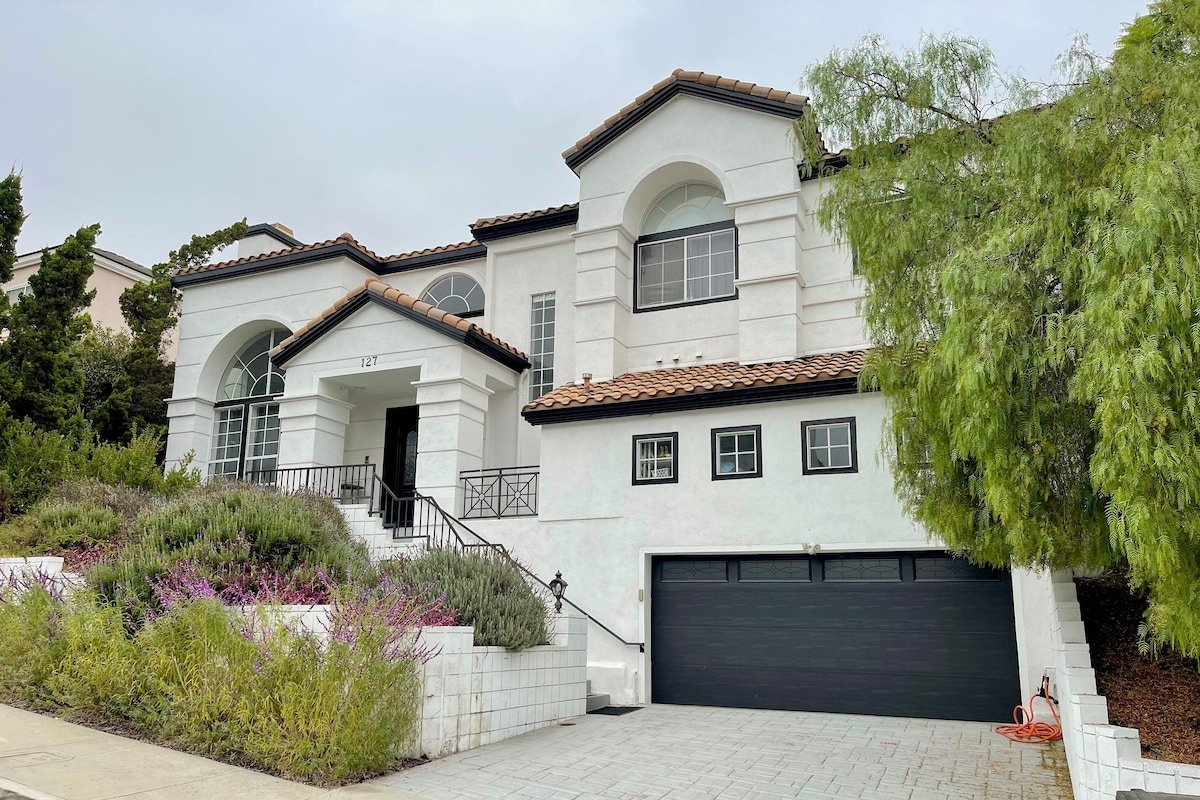 Large 6-bedroom house w/jacuzzi gallery image 2